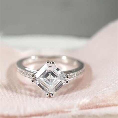 Several Reasons to Consider a Personalised Engagement Ring