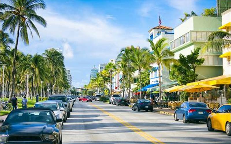 Shopping And Dining In South Ocean Drive