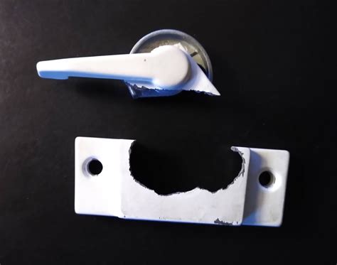 Signs of broken window lock Chicago IL