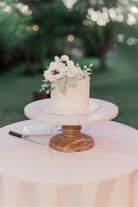 Sweet and Chic: Indulge in the Delightful Simplicity of These Small Wedding Cakes - A Must-Have for Intimate Celebrations!
