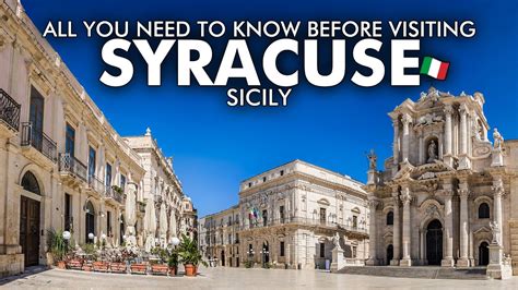 Tour guide explaining something in Siracusa