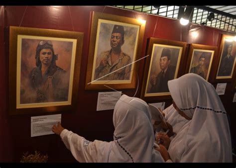 Siswa Mempelajari Sejarah Indonesia