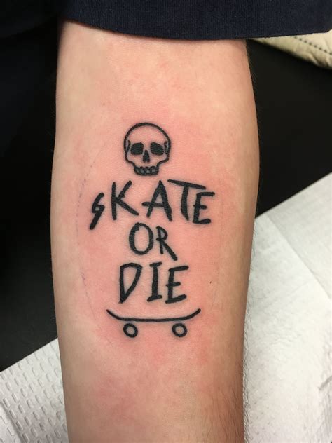 Chill skateboarding tattoo Tattoos, Skull tattoo, Tatto