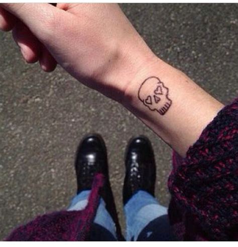 Skull wrist tattoo Skull wrist, Tattoos, Wrist tattoos