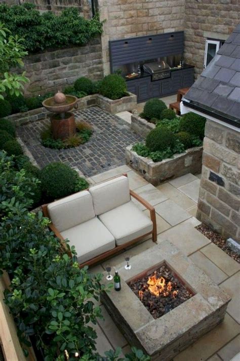 10 Chic Outdoor Courtyard Ideas To Try in Your Backyard For 2022