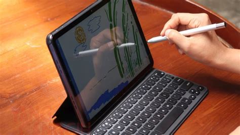 Smart keyboard and stylus
