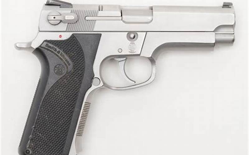 Smith And Wesson 4006 Features