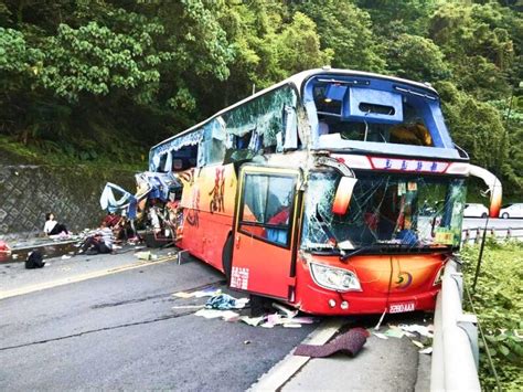 FOTOS: Trágico accidente de buses deja al menos 11 muertos en el Estado