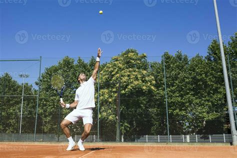 鋭いサーブを放つソフトテニス選手のダイナミックな瞬間