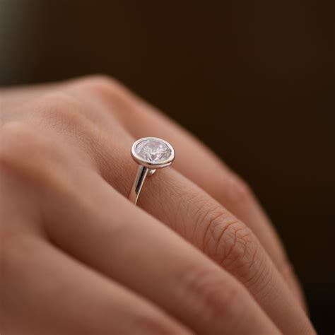 Some tips to purchase bezel crystallize engagement rings