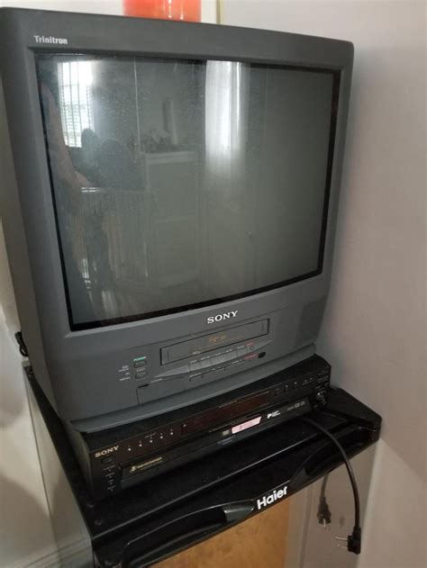 Sony Color TV/VCR combo131/2” Trinitron 1990’s Hangar 19 Prop Rentals