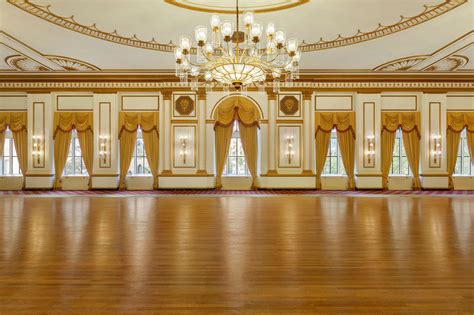 Spacious ballroom for large installations