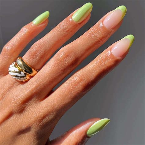 Get Ready For Spring Break With Green Nails