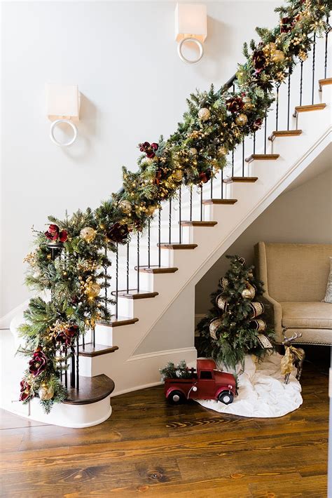Stair Garland Christmas Decorating Ideas