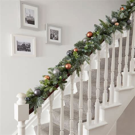 Stair Garland With Baubles: Perfect Addition For Your Holiday Decor