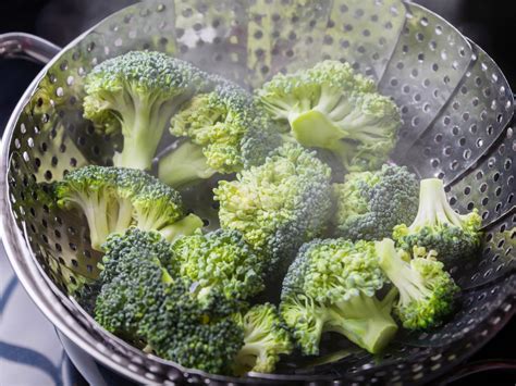 Steaming Broccoli: Simplicity at Its Best