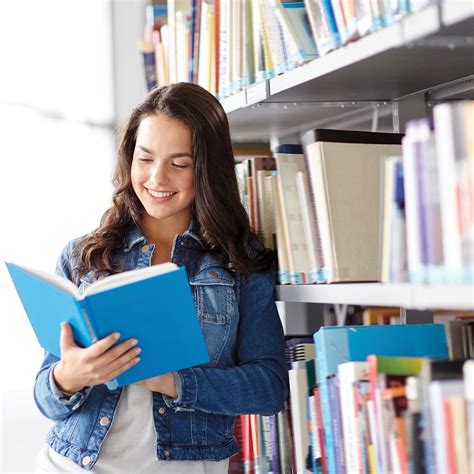 Mahasiswa dengan buku