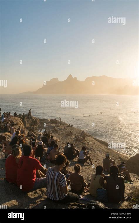 Sunset at Arpoador Crowds