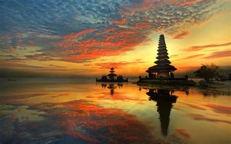 Pemandangan Matahari Terbenam di Indonesia