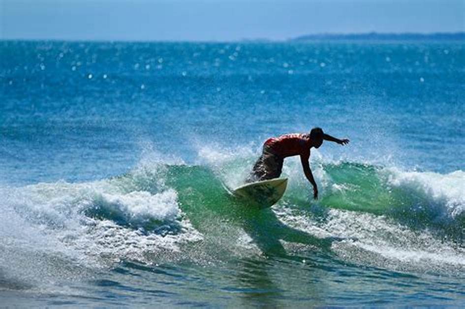 Surfing Pantai Kuta Bali