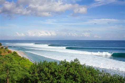 Surfing di Pantai Senggigi Lombok