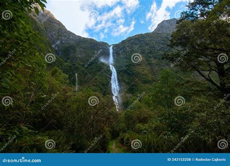 Sutherland Falls scenery