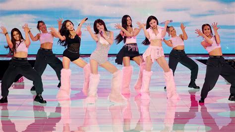 MステージでパフォーマンスするTWICEのイメージ