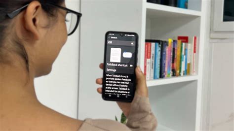 Ilustrasi fitur TalkBack pada smartphone Realme