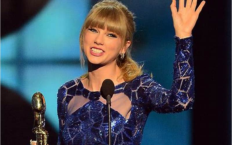 Taylor Swift Receiving Award