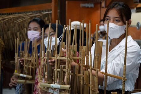 Teknik Dasar Memainkan Alat Musik Barat