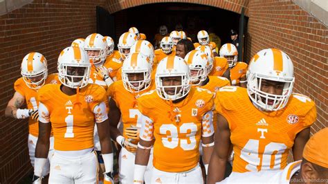 Tennessee Volunteers football team participating in community service