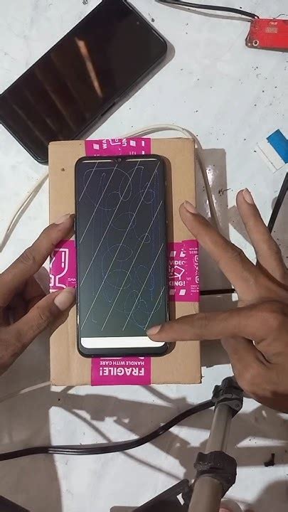 Seseorang sedang melakukan tes manual pada layar smartphone