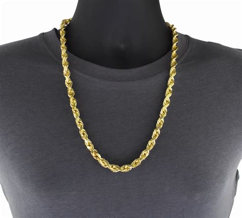 The 10k gold chain that aspires to impress