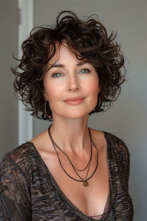The Allure of Short Curly: Style & Versatility
