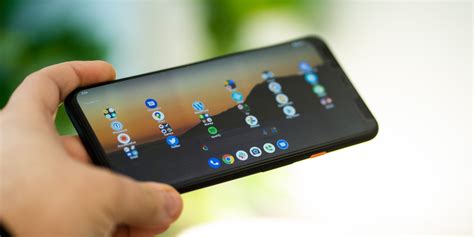 The Android 13 taskbar has a fixed 6-app limit