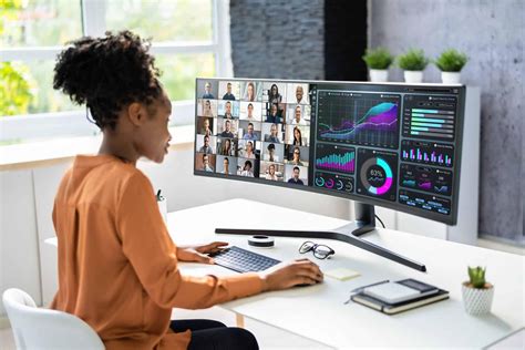 The Benefits of Using a Curved Monitor