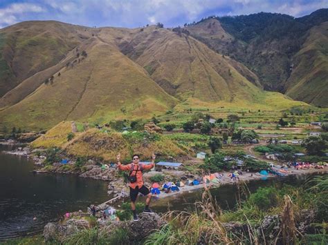 Ilustrasi wisatawan membawa tas dan peralatan lengkap saat liburan ke Danau Toba