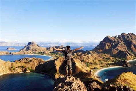 Wisatawan menikmati sunset di atas kapal di Pulau Komodo