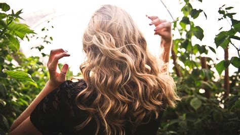 Tips Merawat Rambut Panjang yang Terkena Sinar Matahari