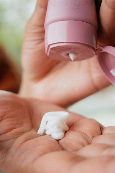 Tips for Applying Your Hand Cream For Dry Hands Effectively