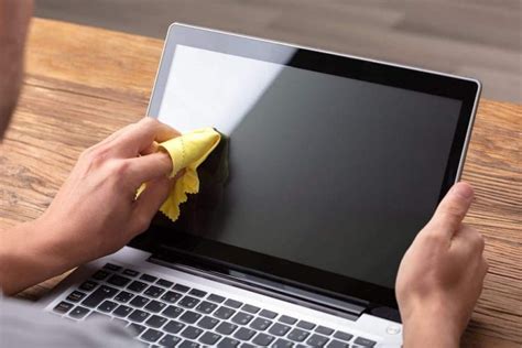 Tips membersihkan dan merawat layar laptop dengan aman