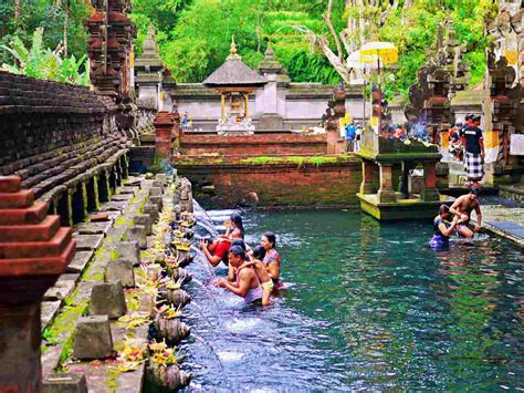 Wisatawan dan umat Hindu bersembahyang serta berendam di Tirta Empul Bali