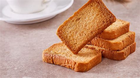 Biscottes en train d'être toastées