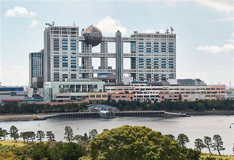 テレビ局のスタジオとメディアの情景