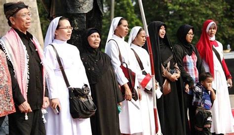 Perayaan Agama di Indonesia: Menjalin Kerukunan atau Menimbulkan Kontroversi?