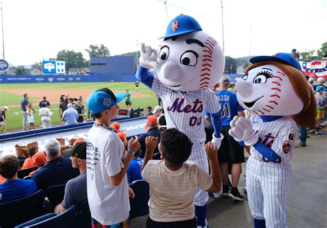 Amidst the Spotlight: Tonight's Epic Showdown between New York Mets and their Arch-Rivals!