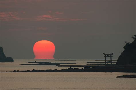 Tradisi Sambut Matahari Terbit di Tepi Pantai Jepang