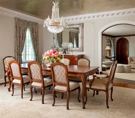 Traditional Dining Room Decor