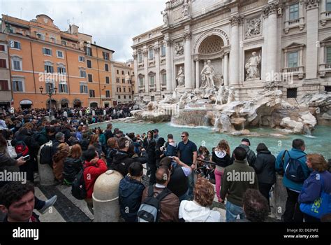 Trevi Fountain crowds