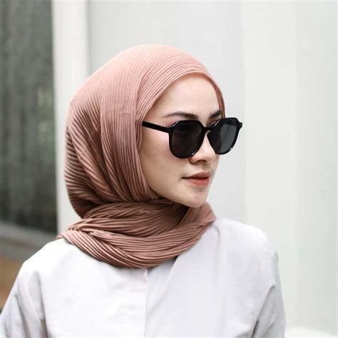 Hijab Pashmina dengan Kacamata Unik dan Menarik